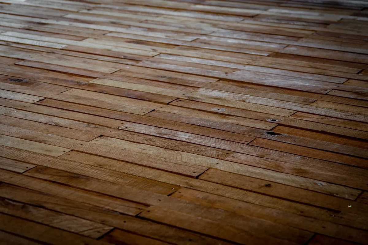 Poser un parquet massif : pose clouée ou collée